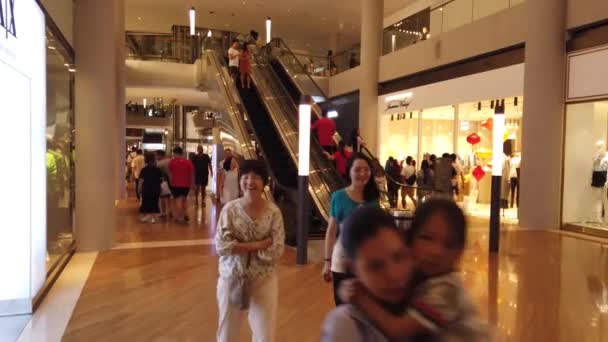 シンガポールシティ エイプリル社2018年9月19日 マリーナベイ サンズのショッピングモール内にショッピングショップ — ストック動画