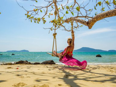 Kumsalda dinlenen bir kadın.