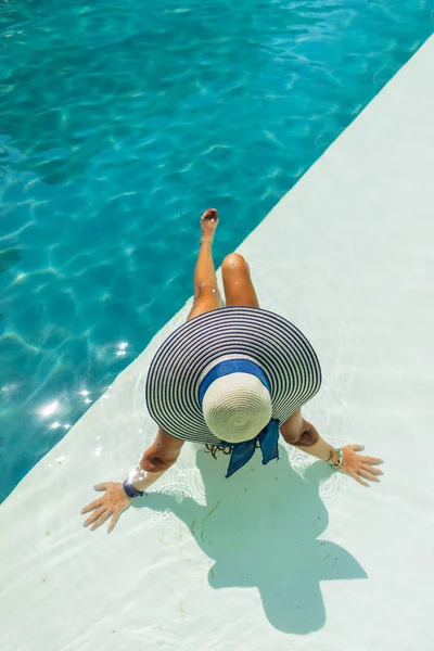 스파 리조트 수영장에서 쉬고 있는 여자. r — 스톡 사진