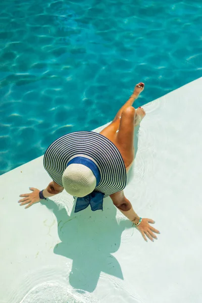 Frau entspannt sich im Schwimmbad im Kurort. r — Stockfoto