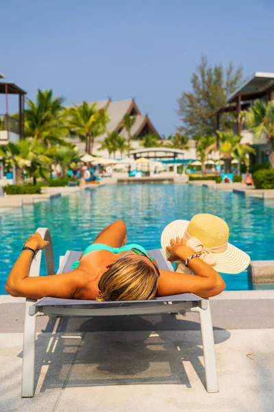 Femme se relaxant à la piscine du complexe de luxe — Photo