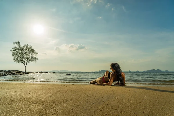 Mulher na praia ao pôr do sol — Fotografia de Stock