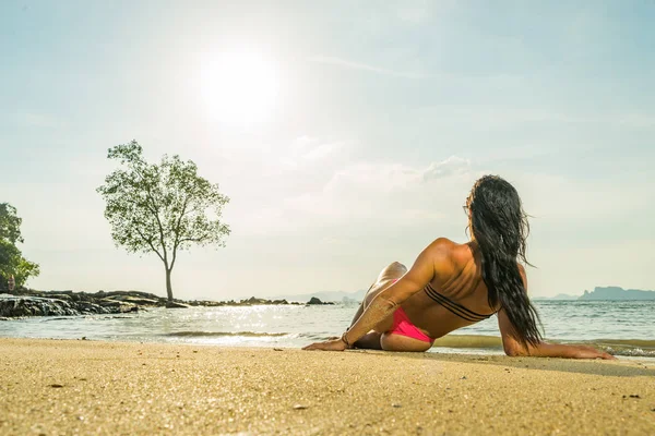 Donna sulla spiaggia al tramonto — Foto Stock