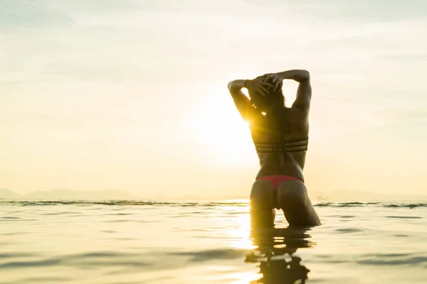 Donna sulla spiaggia al tramonto — Foto Stock