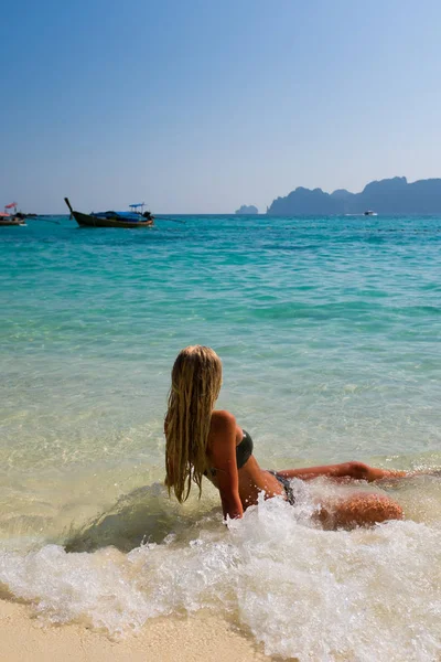 Junge Frau am tropischen Strand — Stockfoto