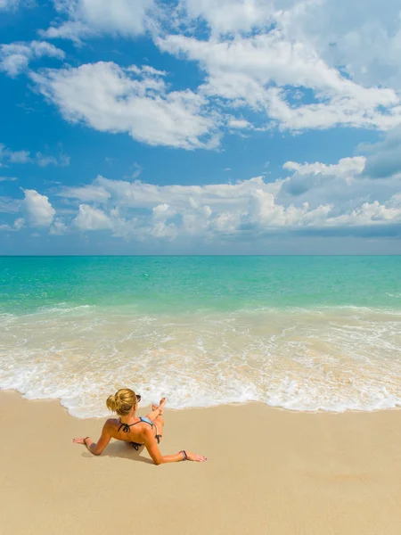 Kvinna njuter av sin semester på den tropiska stranden i — Stockfoto