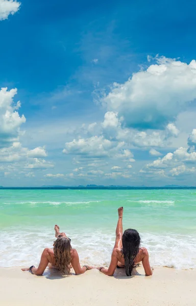 Dos mujeres disfrutando de sus vacaciones en un transat — Foto de Stock