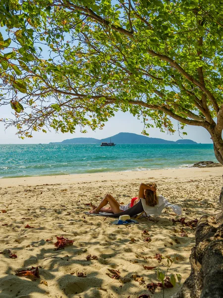 Kvinna njuter av sin semester på en transat på den tropiska stranden — Stockfoto