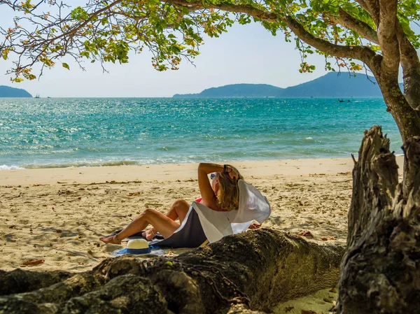 Kvinna njuter av sin semester på en transat på den tropiska stranden — Stockfoto