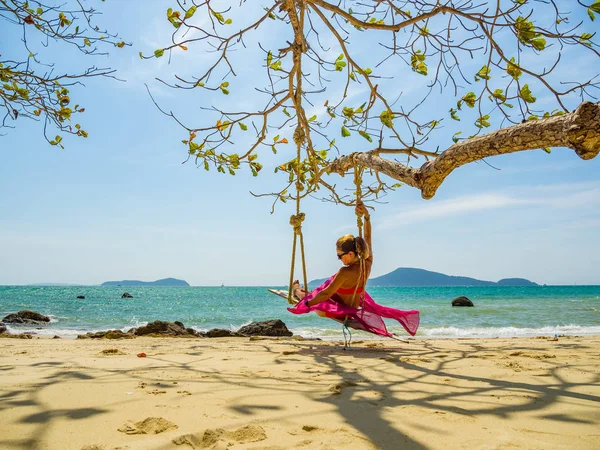 Vrouw ontspannen op het strand — Stockfoto