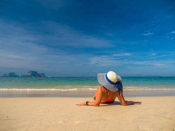 Jeune femme à la plage tropicale — Photo