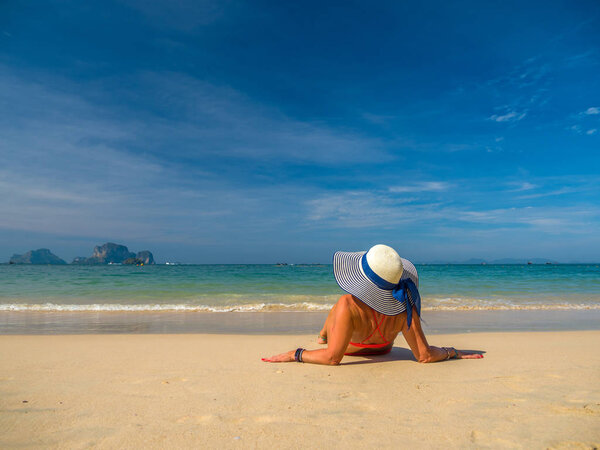Молодая женщина на тропическом пляже
 