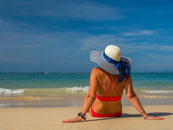 Jonge vrouw aan het tropische strand — Stockfoto