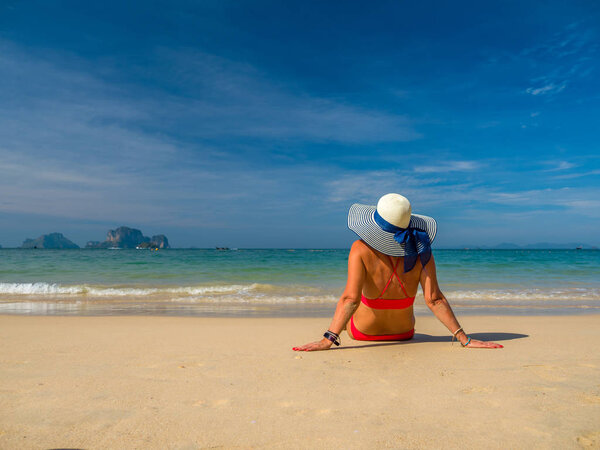 Молодая женщина на тропическом пляже
 
