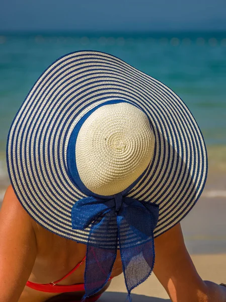 Jonge vrouw aan het tropische strand — Stockfoto