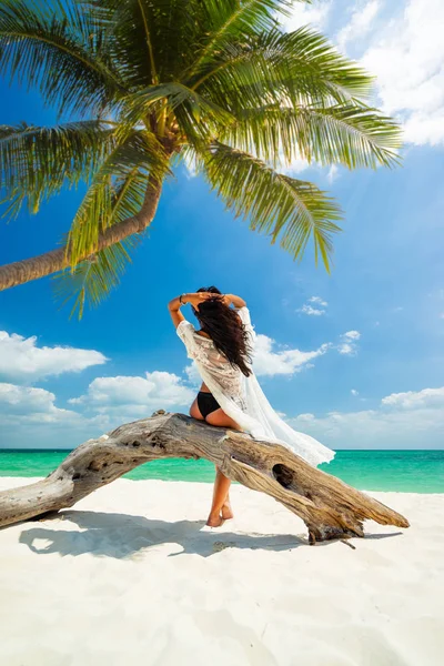 Vrouw geniet van haar vakantie op een transat aan het tropische strand — Stockfoto
