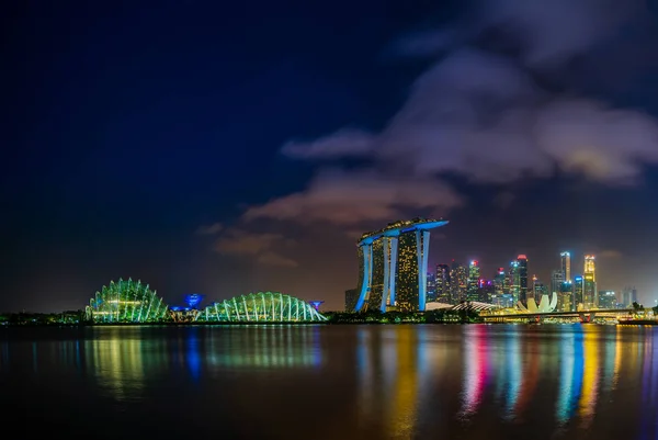 Marina Bay Sands på natten det största hotellet i Asien. — Stockfoto