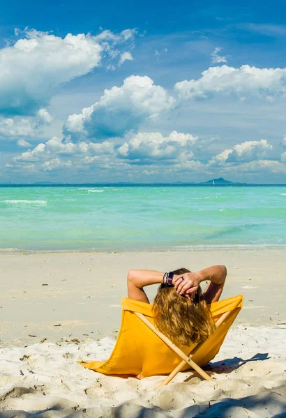 Kvinna njuter av sin semester på en transat på den tropiska stranden — Stockfoto