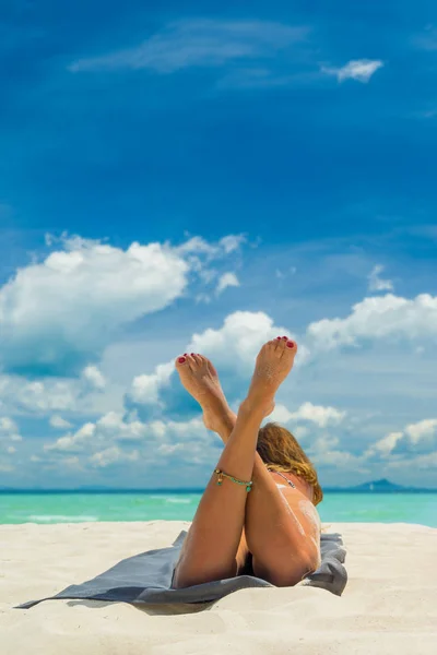 Kvinna njuter av sin semester på den tropiska stranden i — Stockfoto