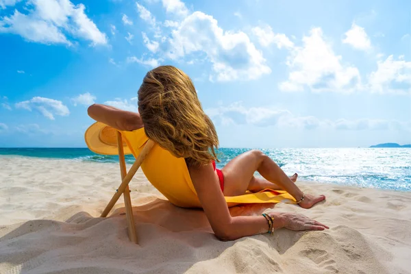 Kvinna njuter av sin semester på en transat på den tropiska stranden — Stockfoto