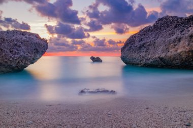Lefkas sahilinde gün batımı 