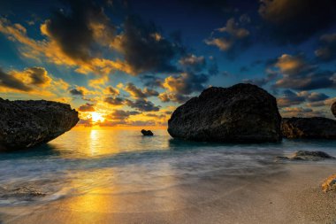 Lefkas sahilinde gün batımı 