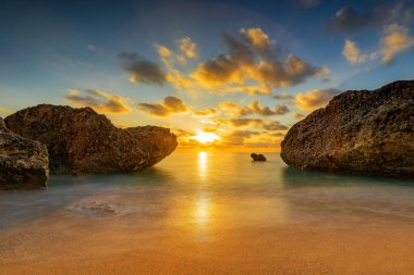 Lefkas sahilinde gün batımı 