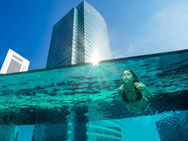 Singapur lüks otelde sualtı yüzme — Stok fotoğraf