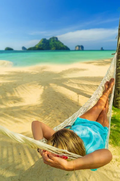 Kvinna i hängmatta vid stranden — Stockfoto