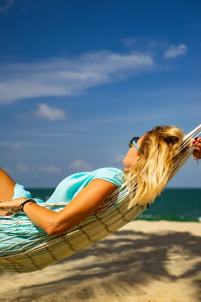 Vrouw op een hangmat aan het strand — Stockfoto