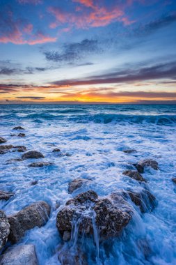 Lefkas sahilinde gün batımı 
