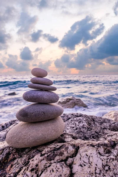 Piedras apiladas en la playa — Foto de Stock