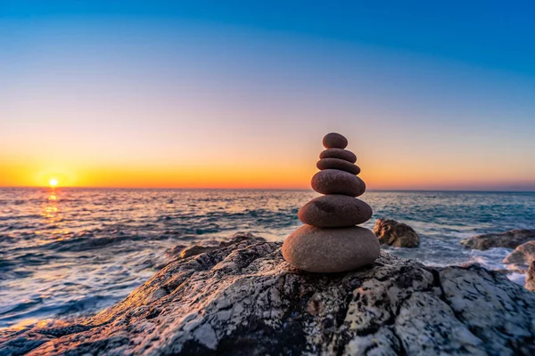 Piedras apiladas en la playa — Foto de Stock