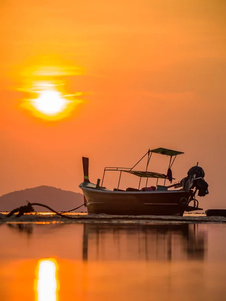 Lång svans båt vid solnedgången i Thailand — Stockfoto