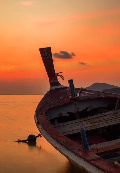 Gün batımında uzun kuyruk tekne-Tayland — Stok fotoğraf