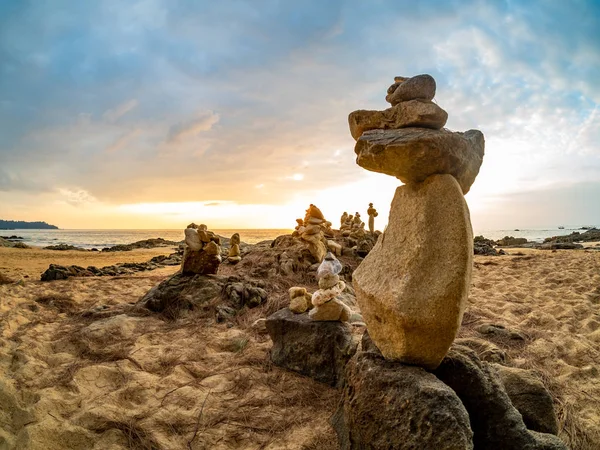 Zen empilhados pedras na praia — Fotografia de Stock