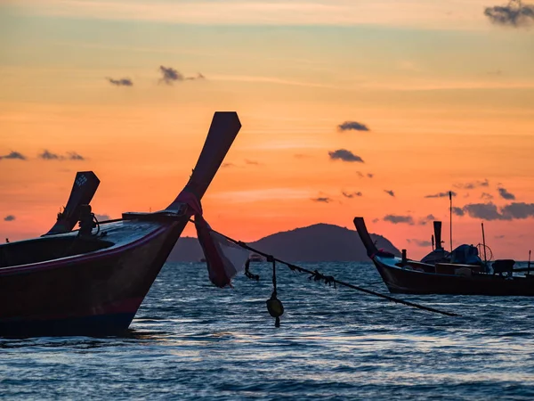 Lång svans båt vid solnedgången i Thailand — Stockfoto