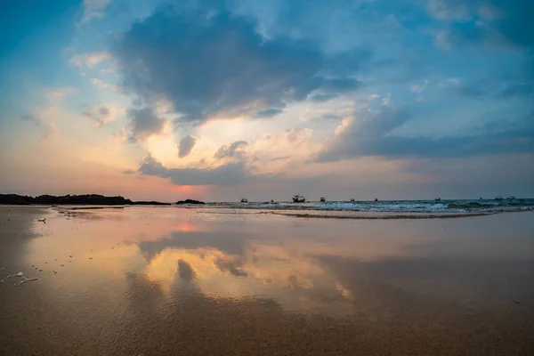 Khao Lak strand bij zonsondergang — Stockfoto