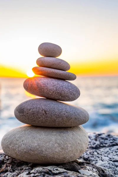 Piedras apiladas en la playa — Foto de Stock