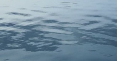Yunanistan 'da alacakaranlıkta sakin deniz
