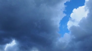 Huysuz bir gökyüzü Bulutlu zaman çizelgesi