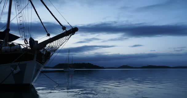 Tidig Morgon Segelfartyg Havet — Stockvideo