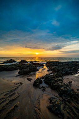Gün batımında Khao Lak plajı.