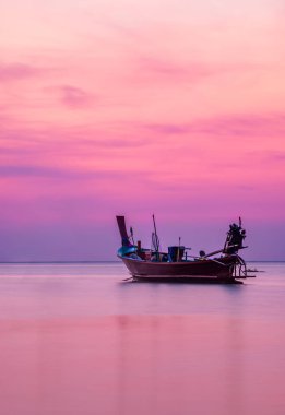 Gün batımında uzun kuyruk tekne-Tayland