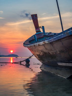 Gün batımında uzun kuyruk tekne-Tayland
