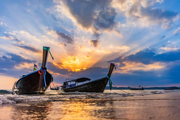 Dlouhý ocas lodi při západu slunce v Thajsku — Stock fotografie