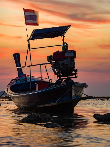 Длинный хвост на закате в Таиланде — стоковое фото