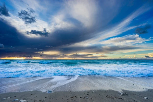 Pôr do sol na praia em Lefkas — Fotografia de Stock