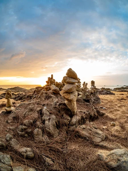 Zen skládané kameny na pláži — Stock fotografie