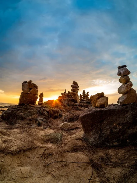 Piedras apiladas Zen en la playa — Foto de Stock